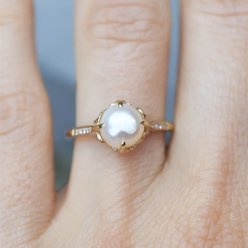 Fijne ring met parels en kristallen