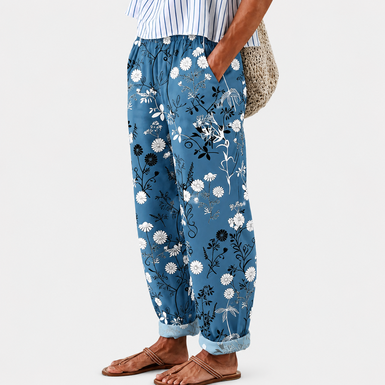 Comfortbroek met kleine witte bloemen op blauw