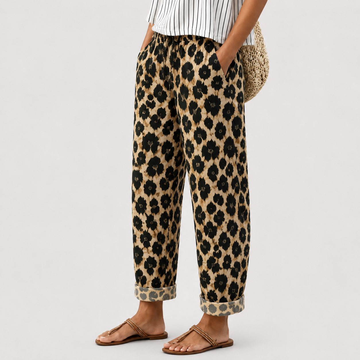 Comfortbroek met dierenprint in zachte tinten