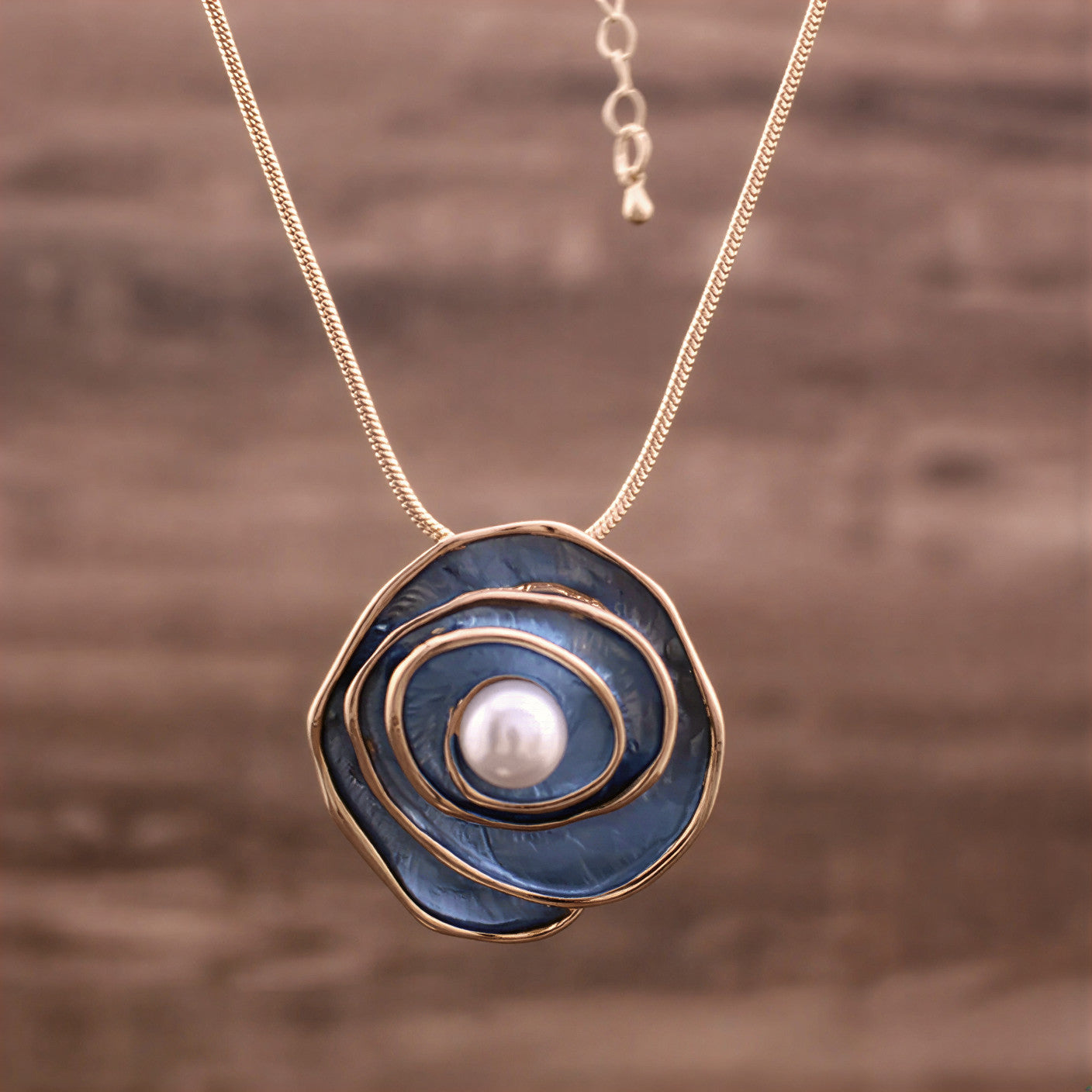 Elegante ketting met blauwe parels
