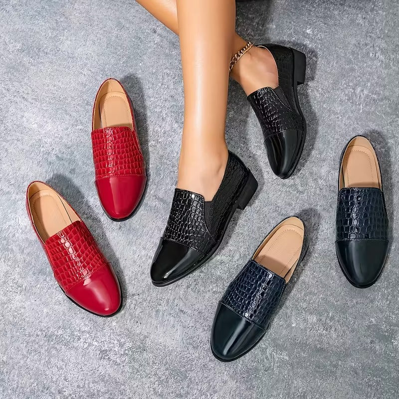 Ariella klassieke loafers gedragen