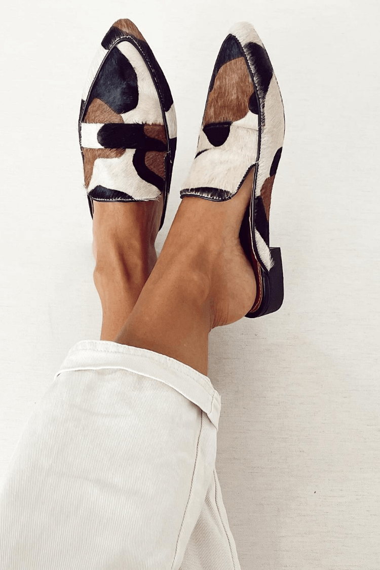 Averill stijlvolle casual loafers in koeienprint bruin-wit