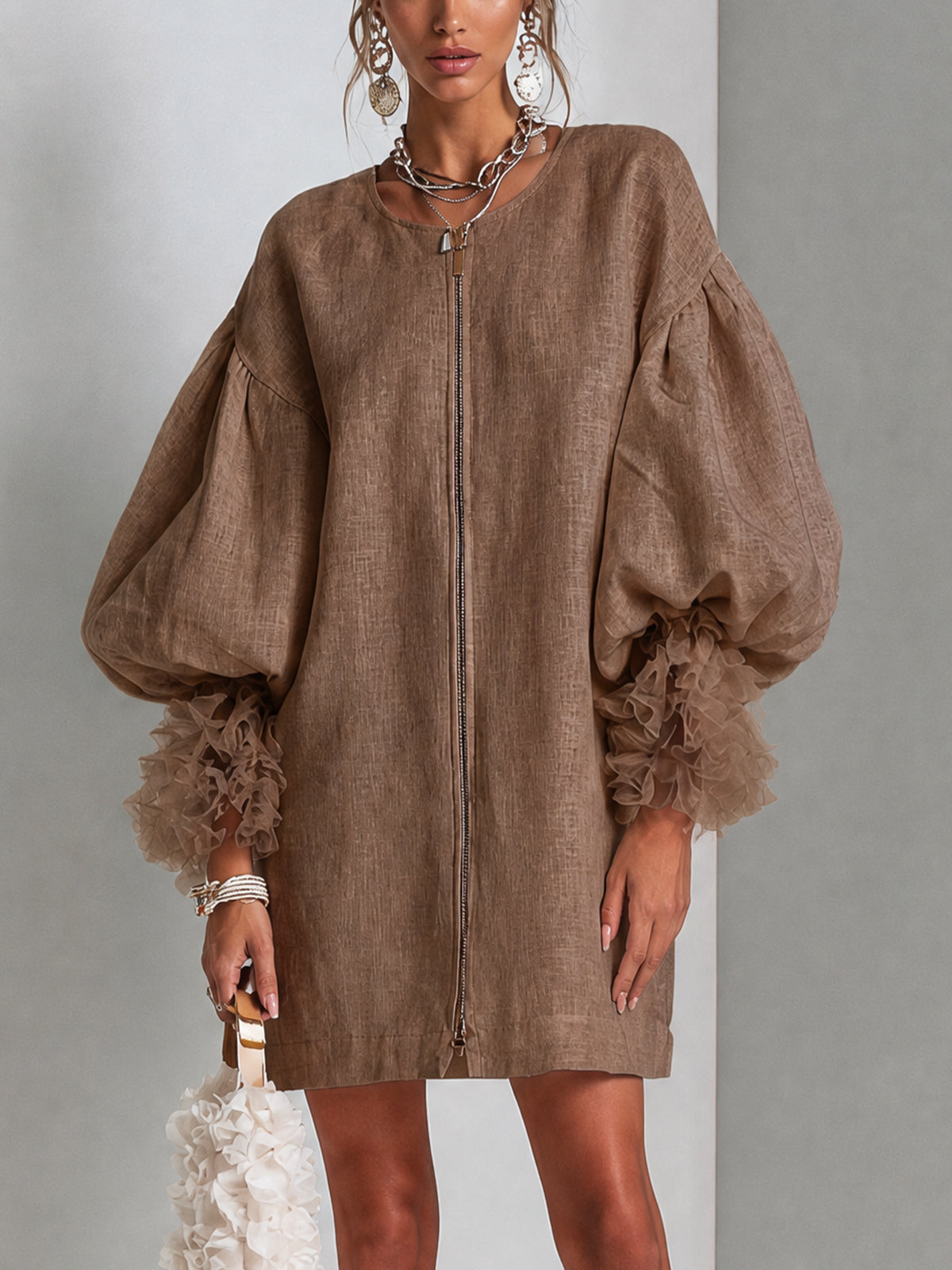 Bruine mini-jurk met rits en pofmouwen