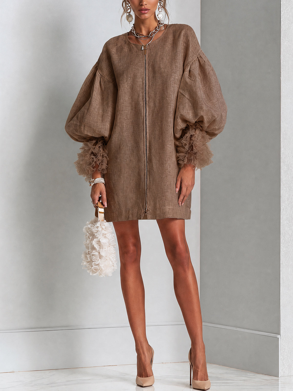 Bruine mini-jurk met rits en pofmouwen