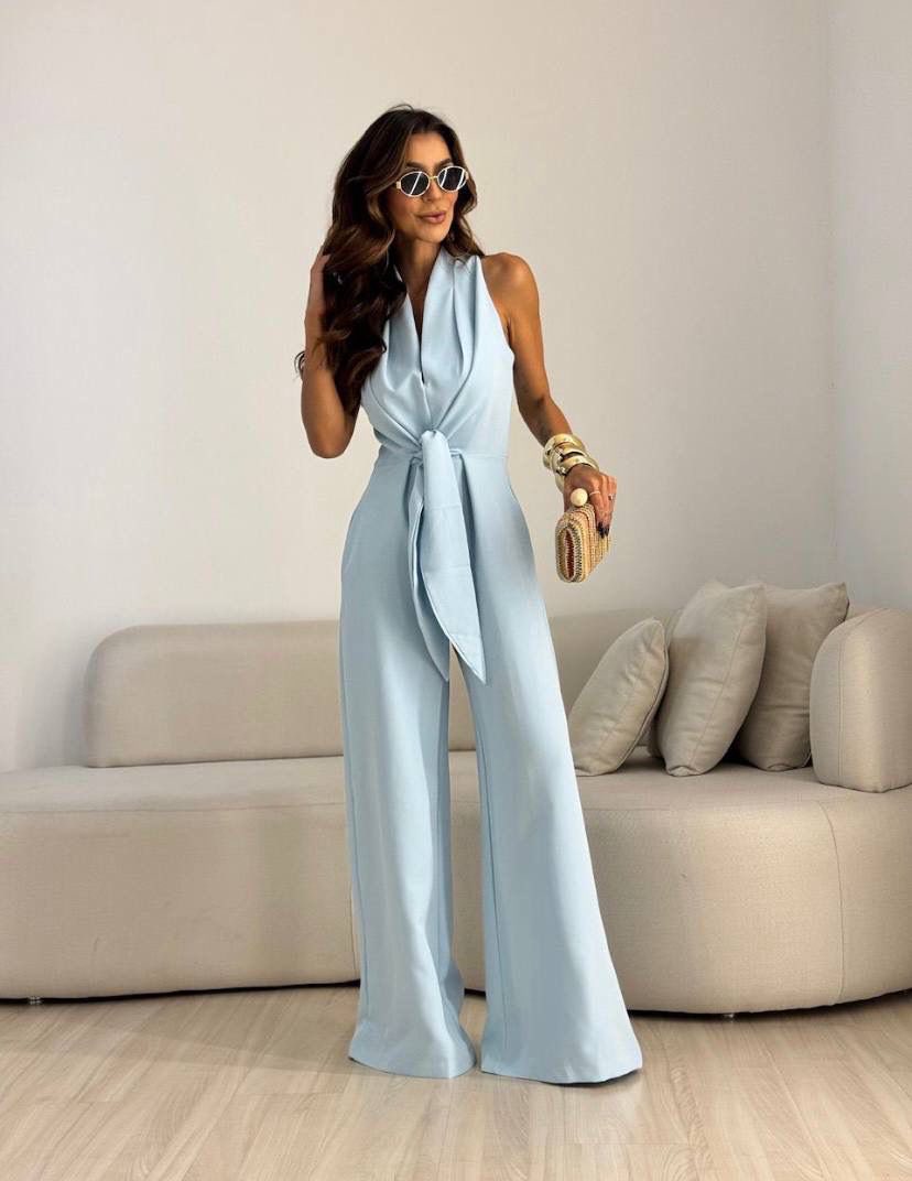 Carol elegante en flatteuze jumpsuit in lichtblauw