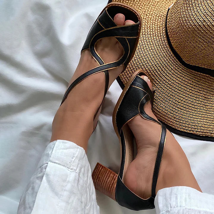 Elegante sandalen met gekruiste bandjes