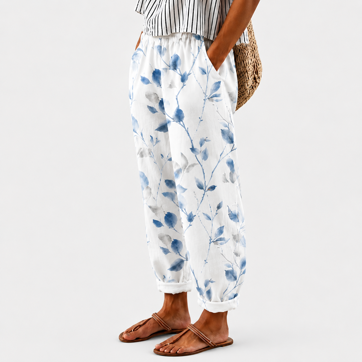 Comfortbroek met blauw bloemmotief op lichte ondergrond