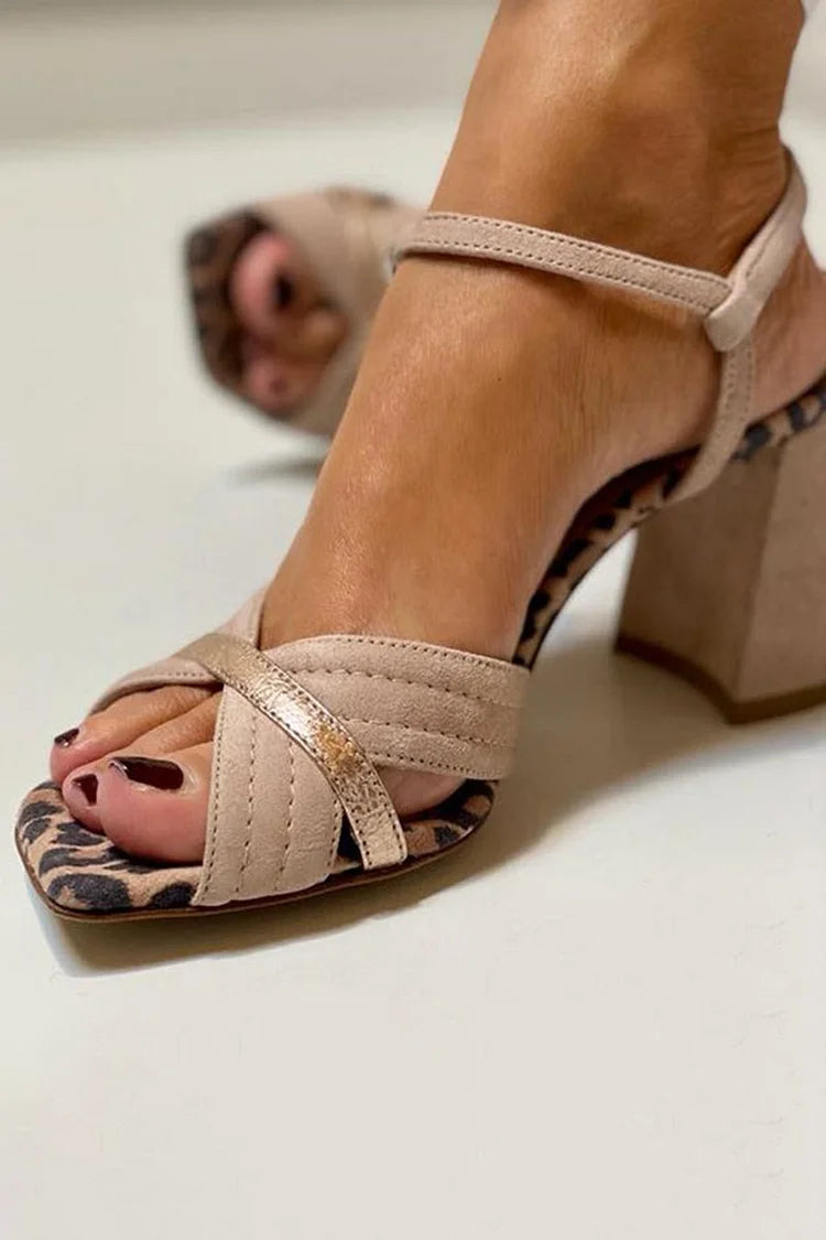 Sandalen met brede gekruiste banden