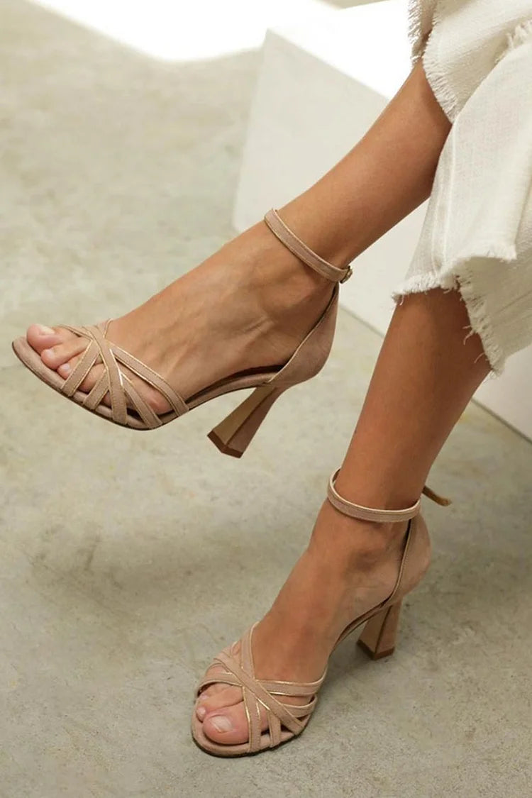 Sandalen met gekruiste bandjes en hak