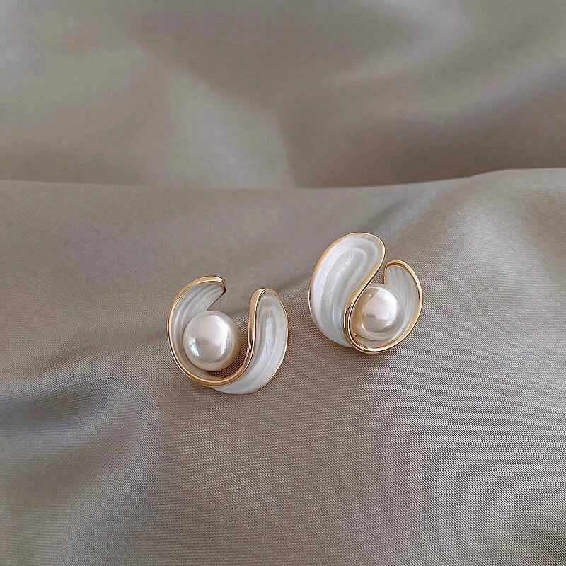 Luxe oorbellen met witte opaal en parels in goud