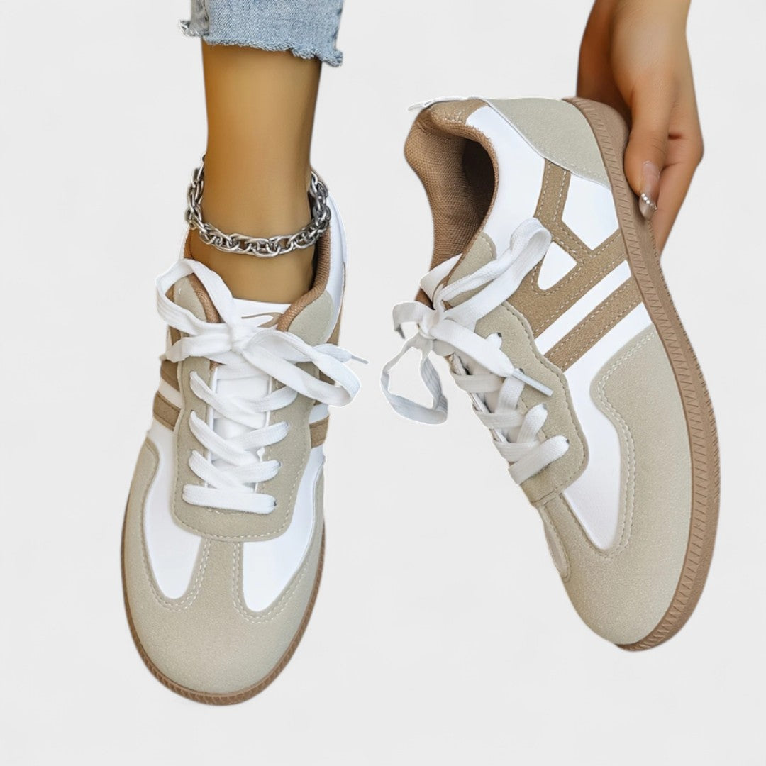 Hielkje sneaker met kleurvlakken en veters