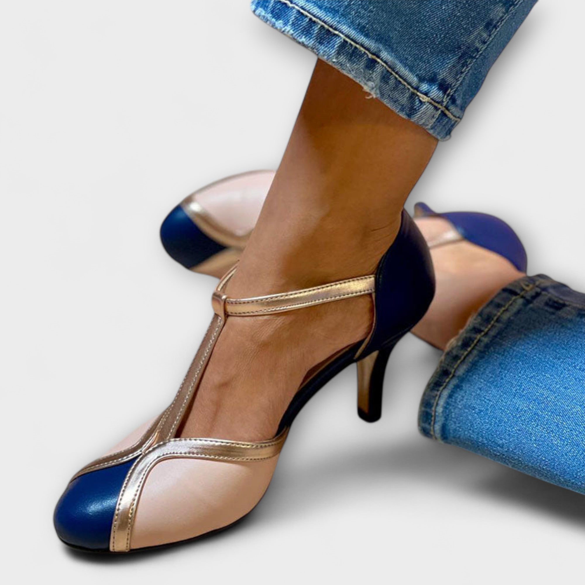 Machtelt pump met T-band in twee kleuren