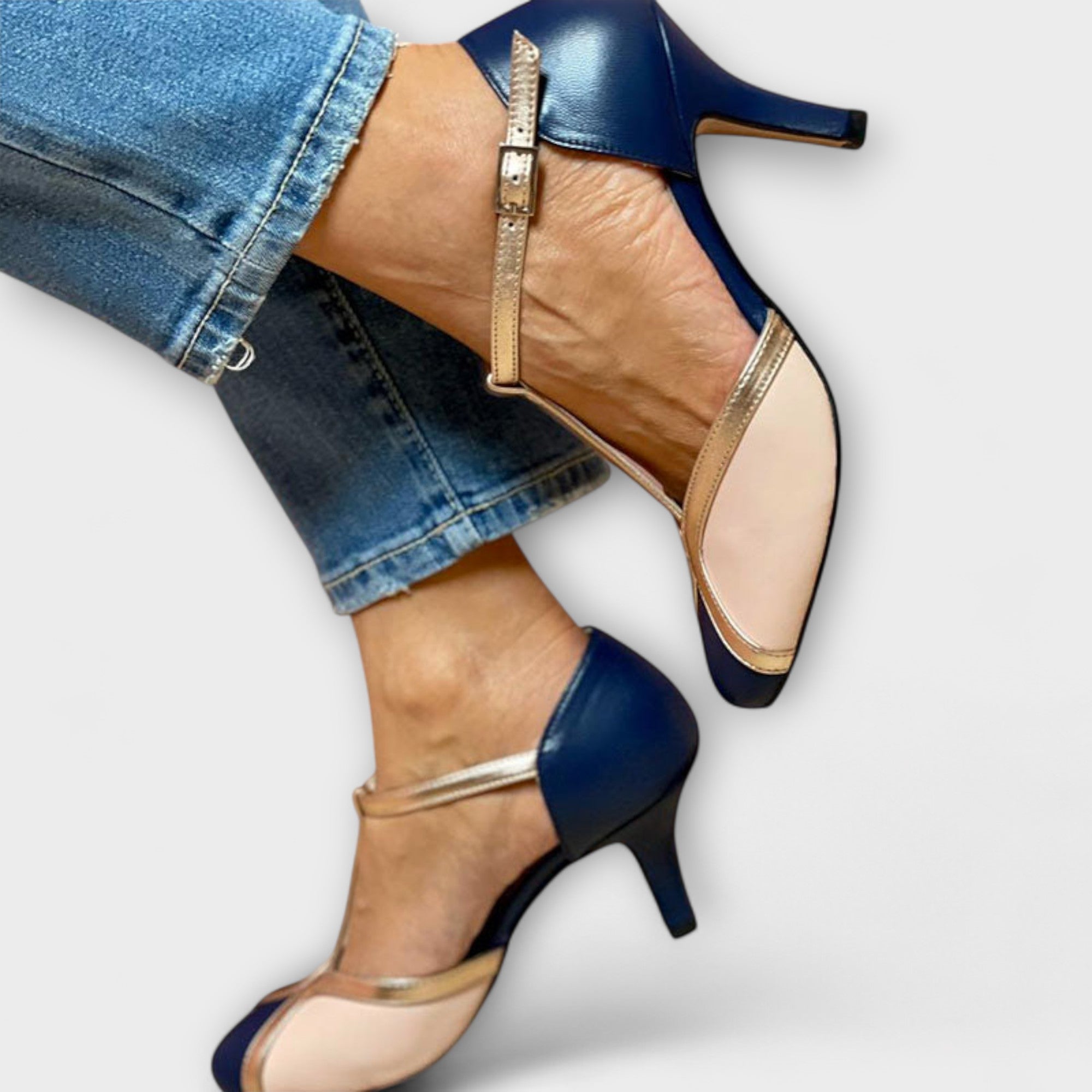 Machtelt pump met T-band in twee kleuren
