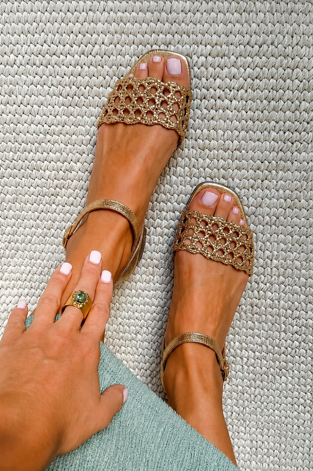 Aurora gouden sandalen met opengewerkt motief