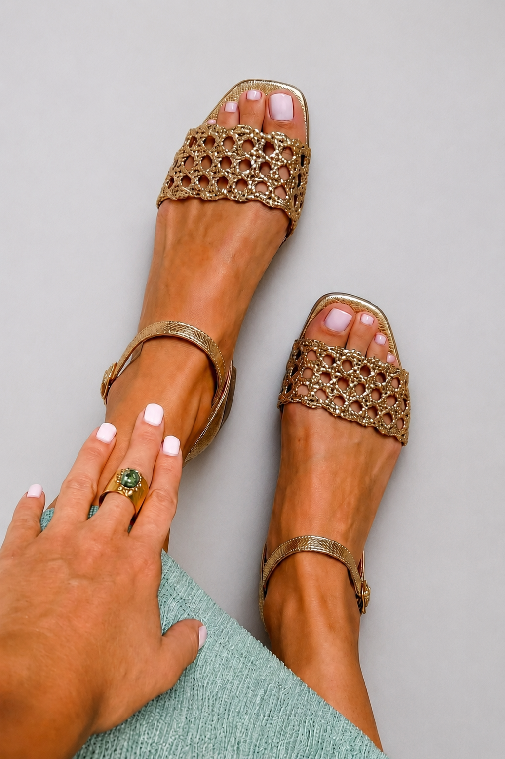 Aurora gouden sandalen met opengewerkt motief
