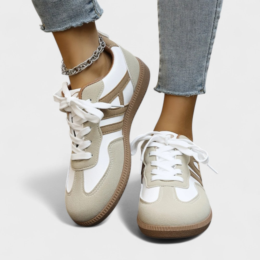 Hielkje sneaker met kleurvlakken en veters
