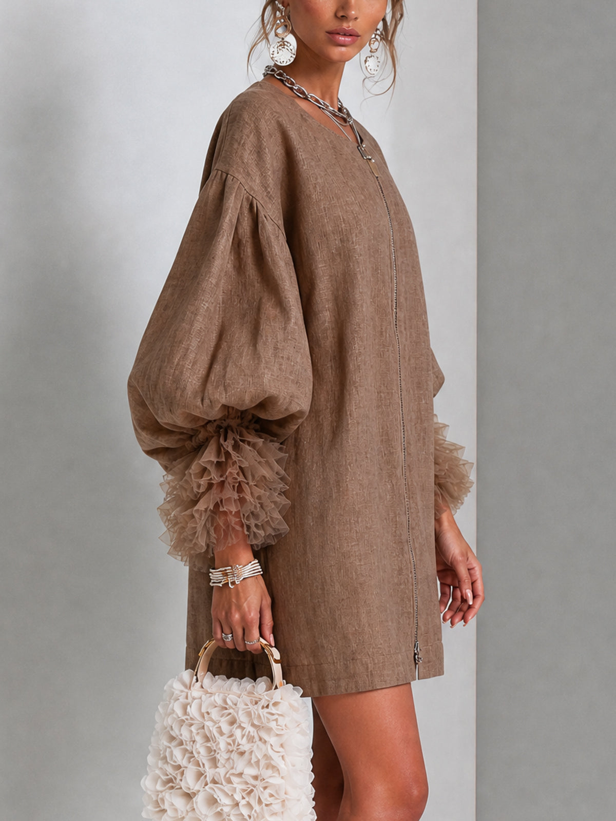 Bruine mini-jurk met rits en pofmouwen