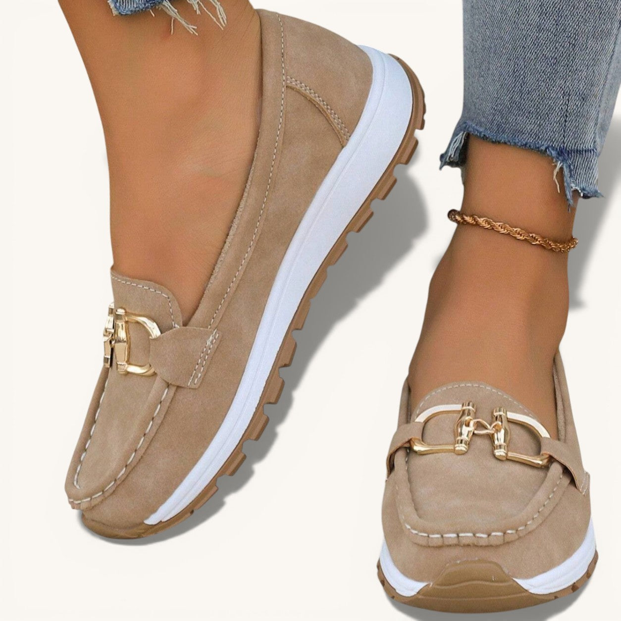 Ellie platte mocassins met gesp in taupe