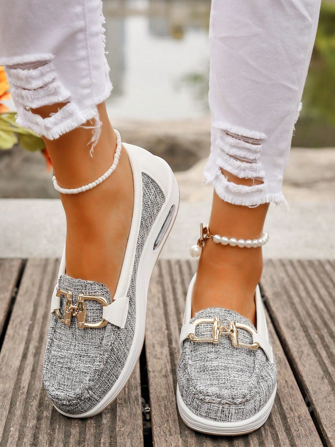 Ellie platte mocassins met gesp in grijs