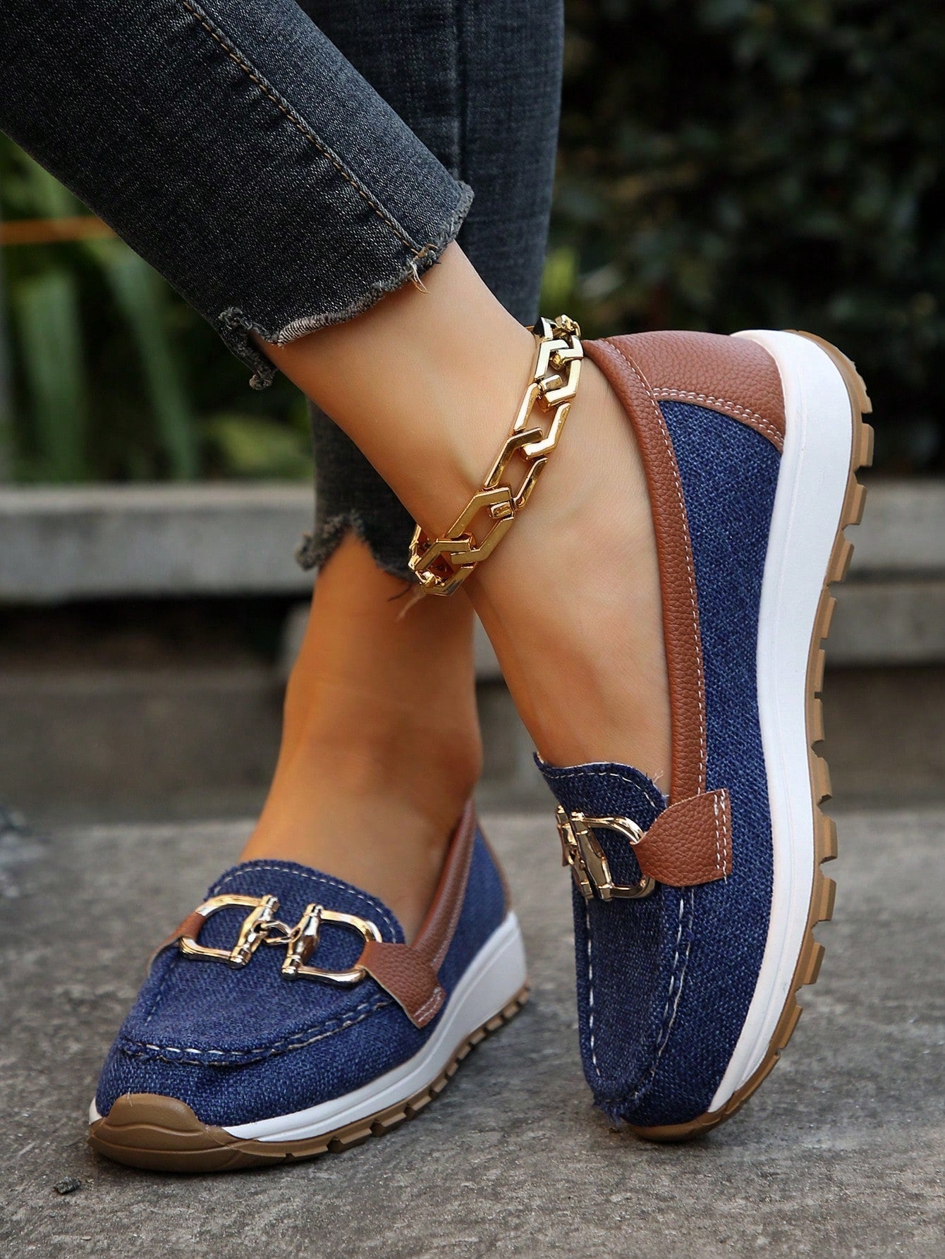 Ellie platte mocassins met gesp in marineblauw