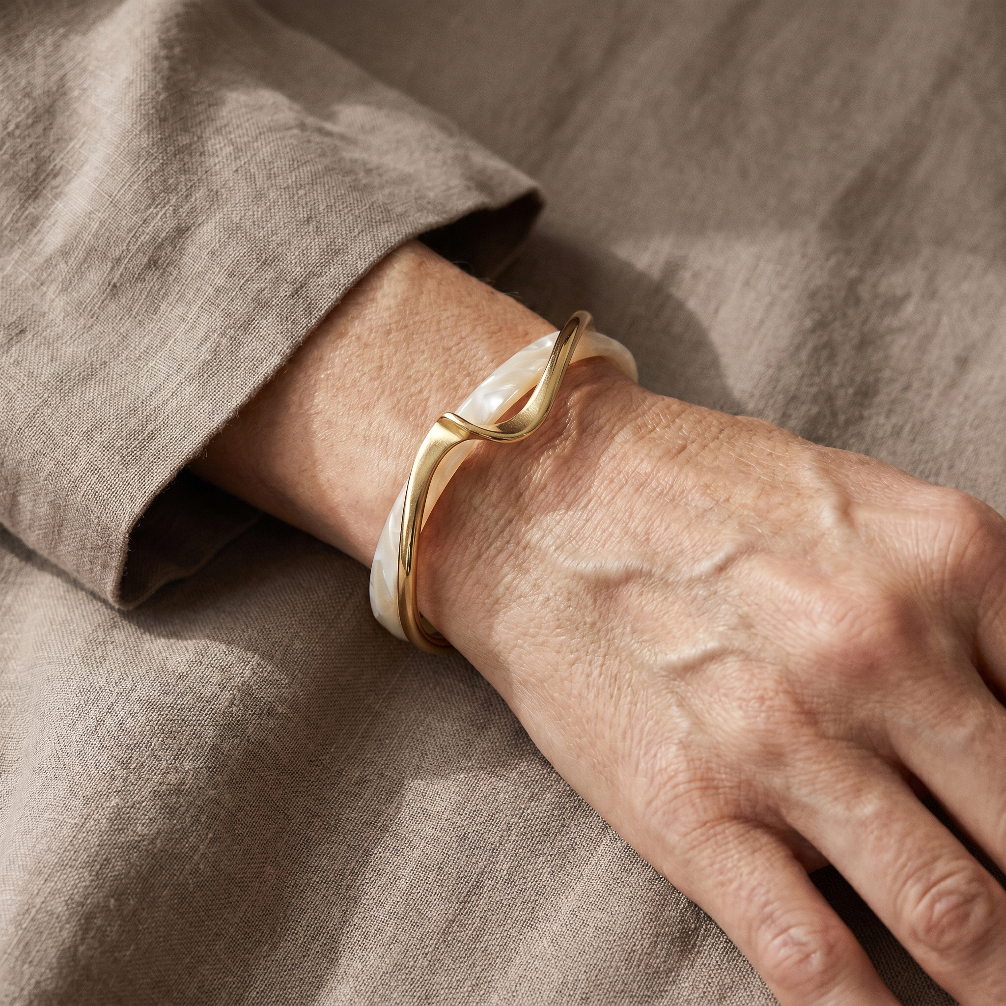 Elegante gouden armband met witte opaal