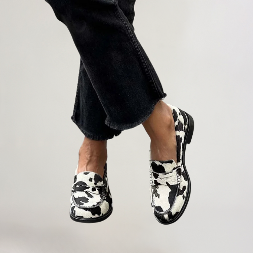 Jordana loafers met koeienprint detail