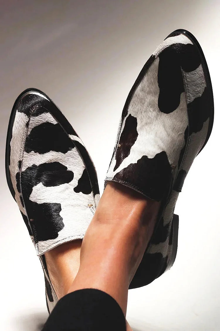 Tahliah loafers met lage hak in koeienprint